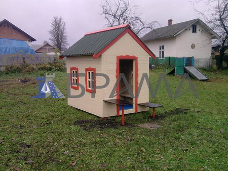 Дитячий ігровий будиночок зі столами