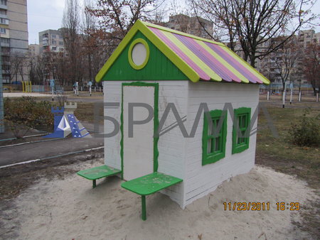 Дитячий ігровий будиночок з дверима і столами