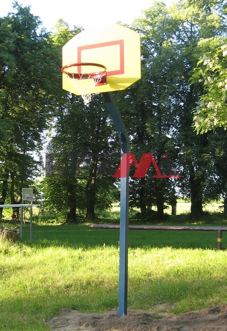 Баскетбольне кільце зі щитом на стійці